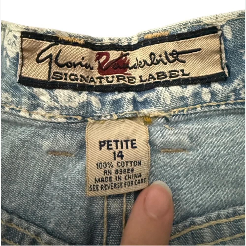 Gloria Vanderbilt clothing tag. Approximate date: 1990s.